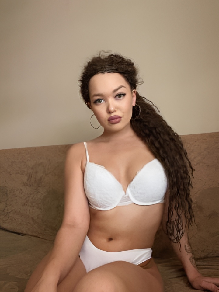 Леночка привлекальеная девушка из Шарья цена от 5000 руб